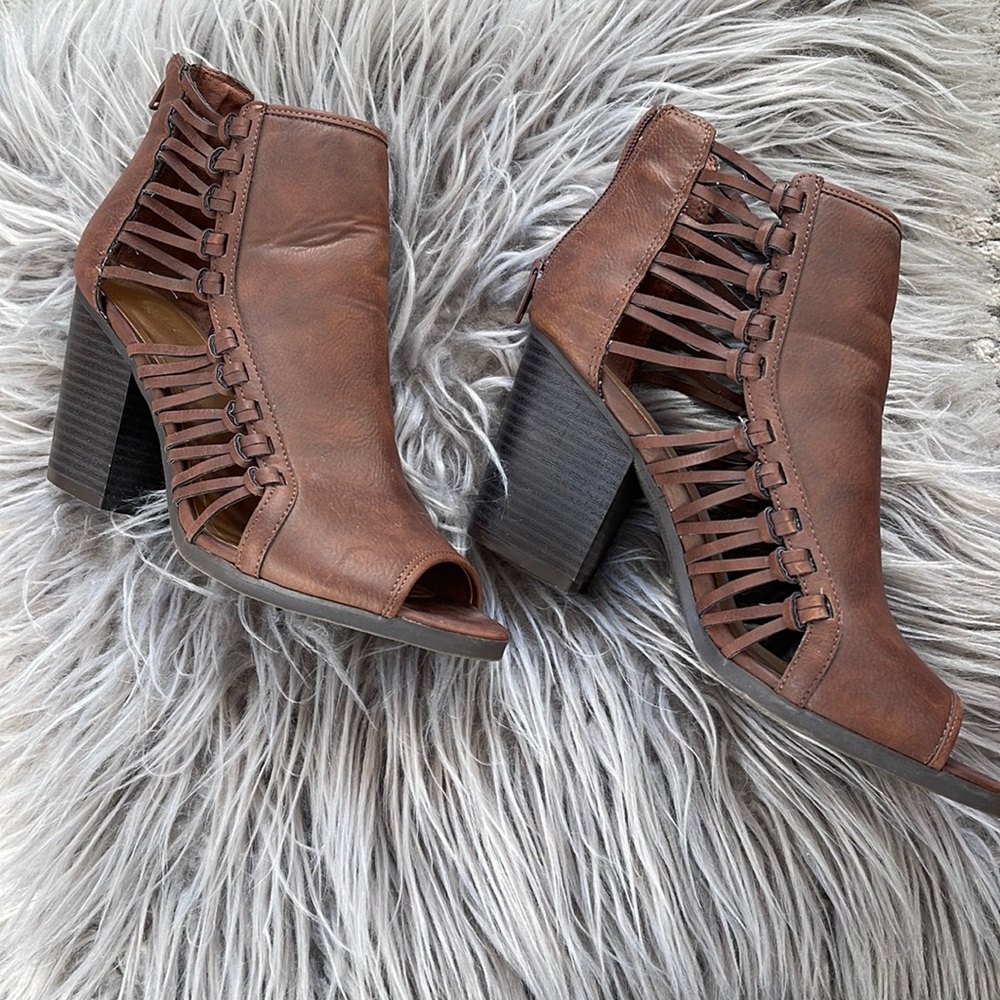 Woman’s size 8.5 open toe brown bootie with zip up back
